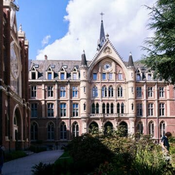 Photo de l'hôtel académique, bâtiment d'originie de l'Unviersité.