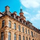 Vue en contreplongée d'un bâtiment du centre-ville de Lille avec le ciel bleu en fond