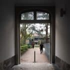 Entrée d'un campus dans le fond un bâtiment