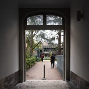 Entrée d'un campus dans le fond un bâtiment