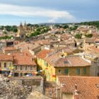 Vue sur les toits en tuile romaine d'Aix-en-Provence.