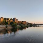 Vue sur les renparts d'Angers depuis le fleuve à l'aube.