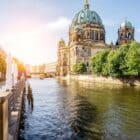 Vue de la ville de Berlin, et sur la cathédrale depuis le fleuve.