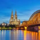 Vue du pont emblématiquemenant à la cathédrale de la ville de Cologne en Allemagne.