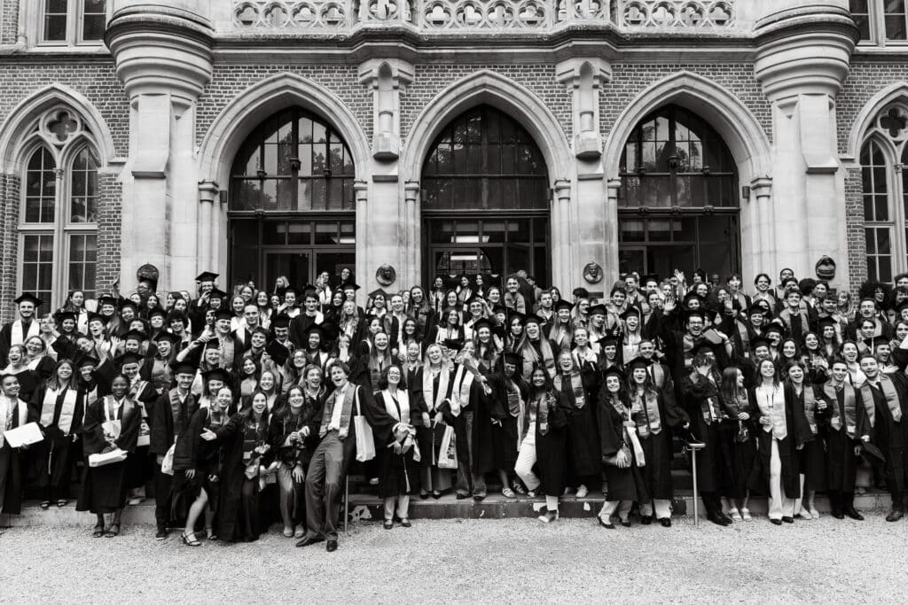 Alumni à leur remise des diplômes