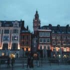 Photo de la grand place de Lille avec le beffroi en fond de nuit.