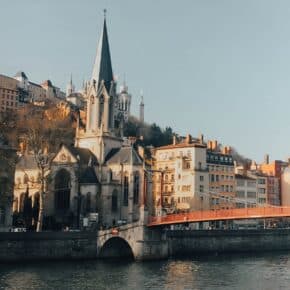 Vue de Lyon, des habitations et une église depuis le Rhône.