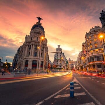 Vue d'un boulevard dans le centre-ville de Madrid au crépuscule