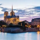 Vue de la seine sur Notre Dame de Paris, au crépuscule.