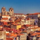 Vue sur les toits de Porto avec une église en fond