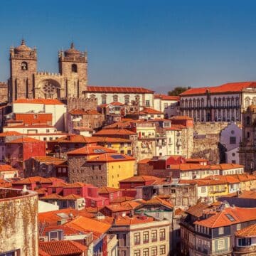 Vue sur les toits de Porto avec une église en fond