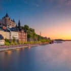 Vue de la vieille ville de Stockholm depuis le fjord au crépuscule.