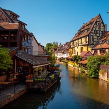 Vue du quartier petite France à Strasbourg, le long du Rhin.